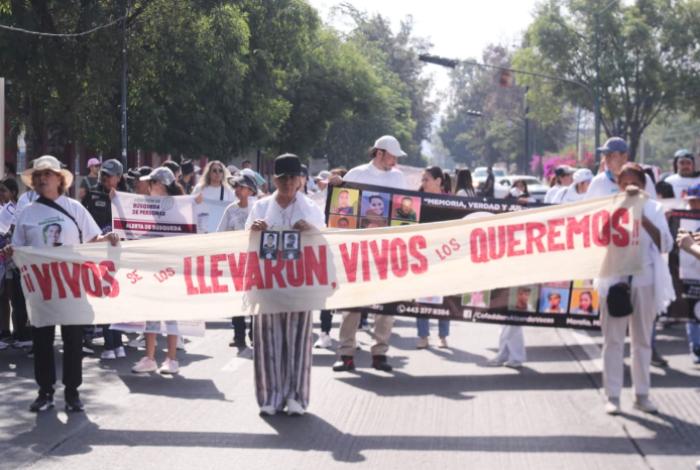 “10 de mayo no es de fiesta”: Con fotografías de sus hijos desaparecidos, madres marchan en Morelia