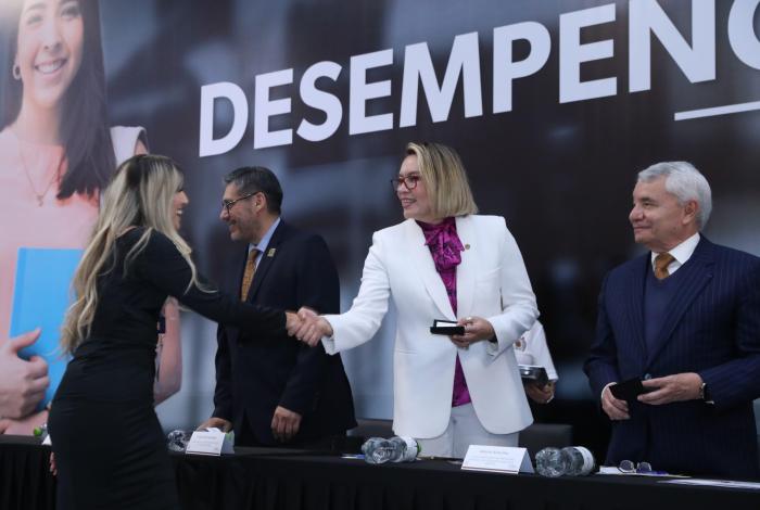 143 egresadas y egresados de la UMSNH recibirán el Premio Ceneval al Desempeño de Excelencia EGEL