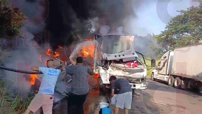 4 heridos deja choque e incendio de autos en la Siglo XXI