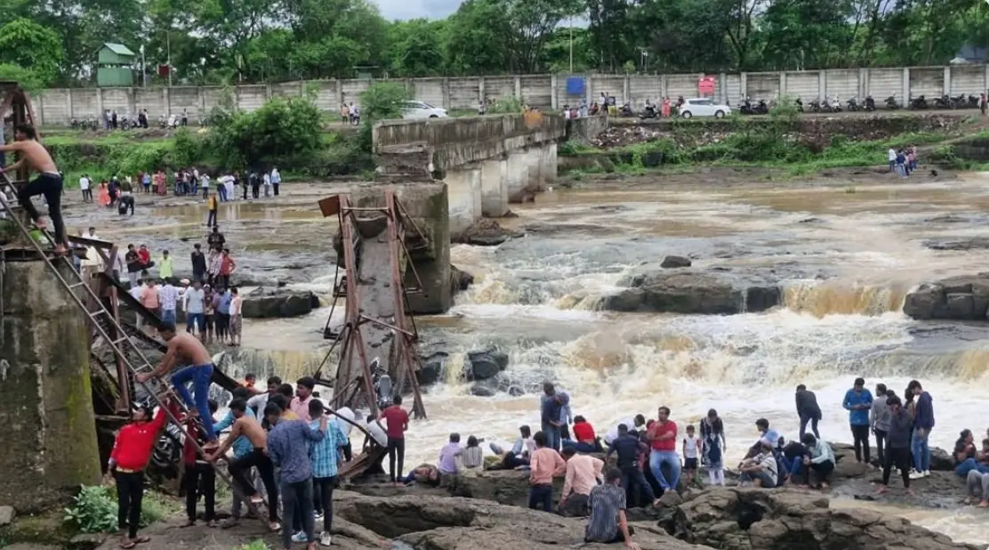 4 turistas muertos tras colapso de puente peatonal en la India