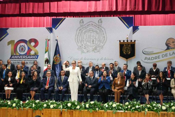 481 estudiantes reciben el Premio Padre de la Patria; representan el ejército de gran excelencia de la UMSNH, señala Yarabí Ávila