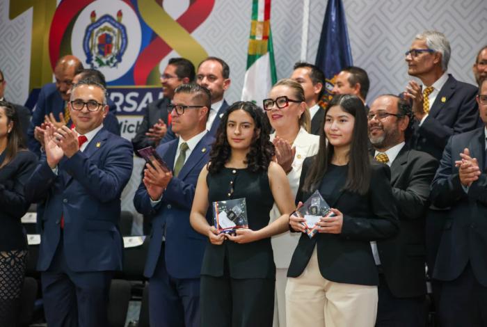 481 estudiantes reciben el Premio Padre de la Patria; representan el ejército de gran excelencia de la UMSNH, señala Yarabí Ávila