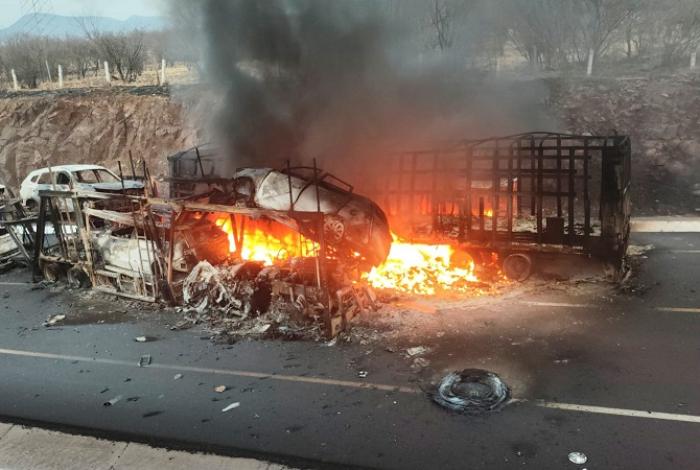 8 vehículos particulares se incendian junto a 2 unidades de carga pesada en la Siglo XXI