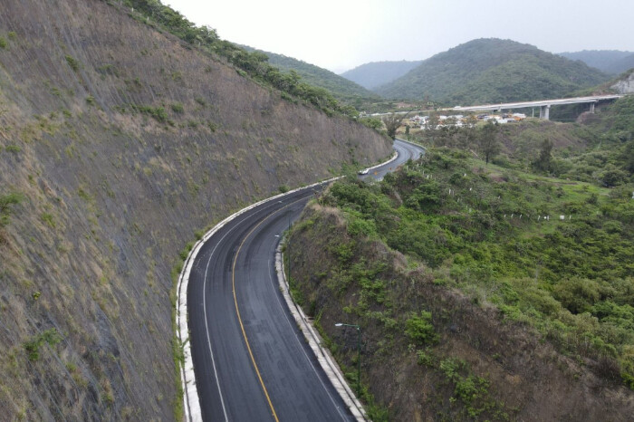 86% de la red carretera en Michoacán presentará daños severos al concluir temporada de lluvias, dice gobernador