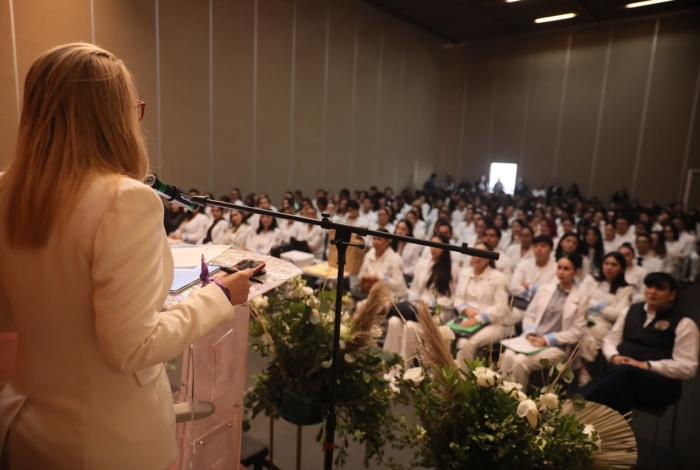 A conducirse con ética y vocación de servicio, llama Yarabí Ávila a egresados del área de salud