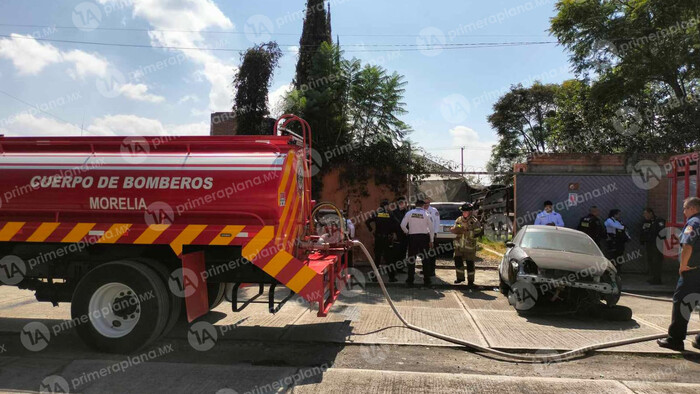 ¡A cubetazos! Policía de Morelia y bomberos logran sofocar incendio en Morelia