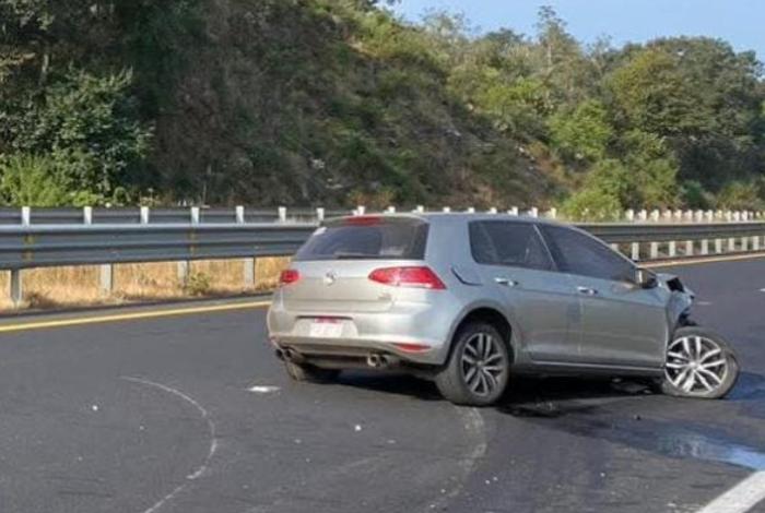 A joven automovilista se le poncha un neumático y choca contra barrera de contención en la Siglo XXI