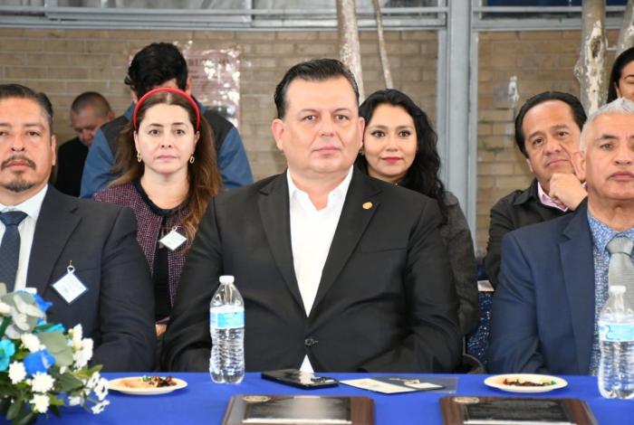 A no dejar de soñar, vivir sin prisas y tener hambre de sentido y justicia, llama Memo Valencia a alumnos de la Secundaria Técnica 65