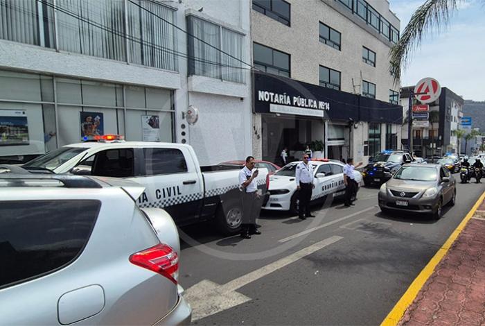 A punta de pistola, delincuentes roban 930 mil pesos a mujer en notaría de Morelia