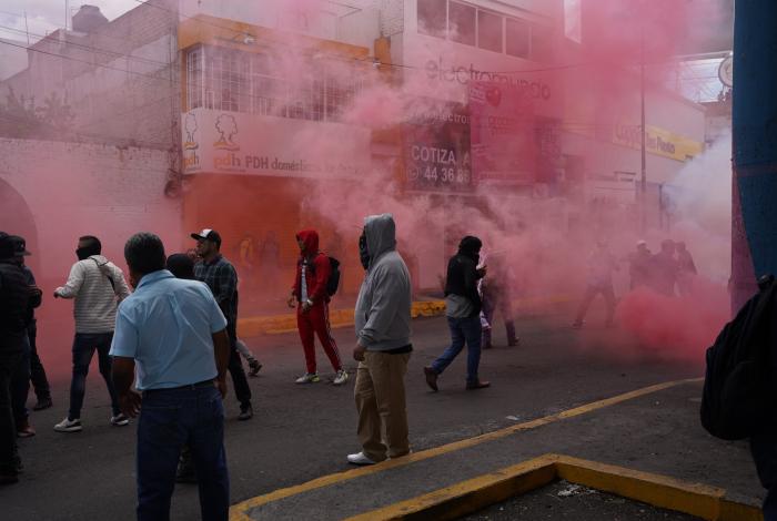 A resorterazos y pedradas se desata zacapela entre maestros y policías