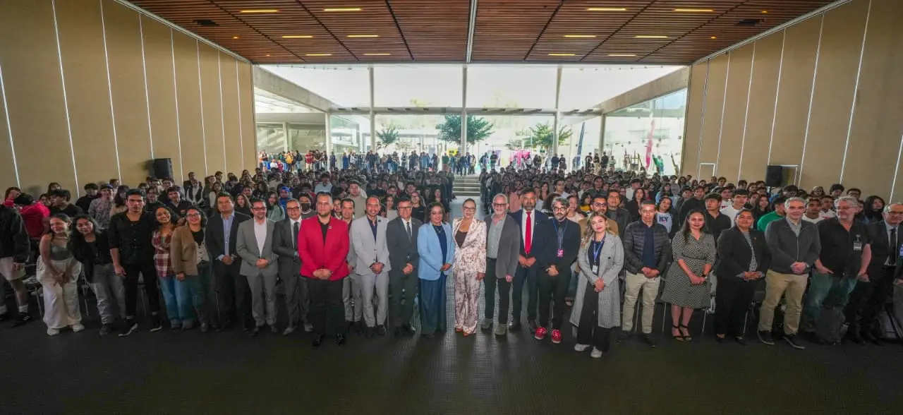 A romper paradigmas y a seguir creando, convoca Yarabí Ávila a estudiantes nicolaitas