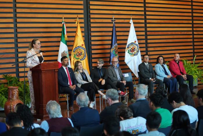 A romper paradigmas y a seguir creando, convoca Yarabí Ávila a estudiantes nicolaitas