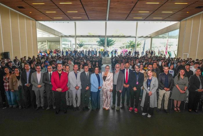 A romper paradigmas y a seguir creando, convoca Yarabí Ávila a estudiantes nicolaitas