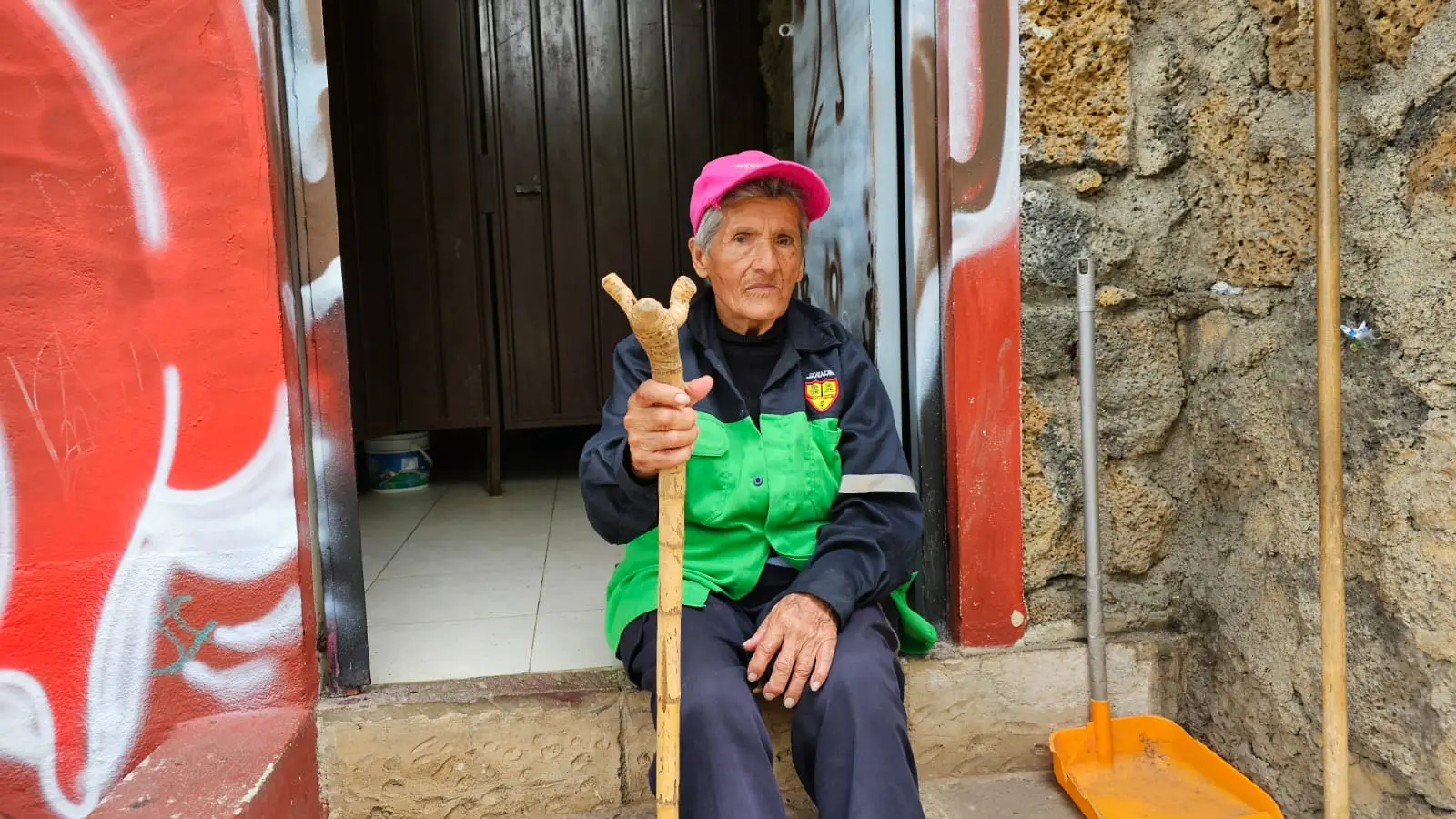 A sus 83 años, Eloísa mantiene limpias las escaleras de Santa María