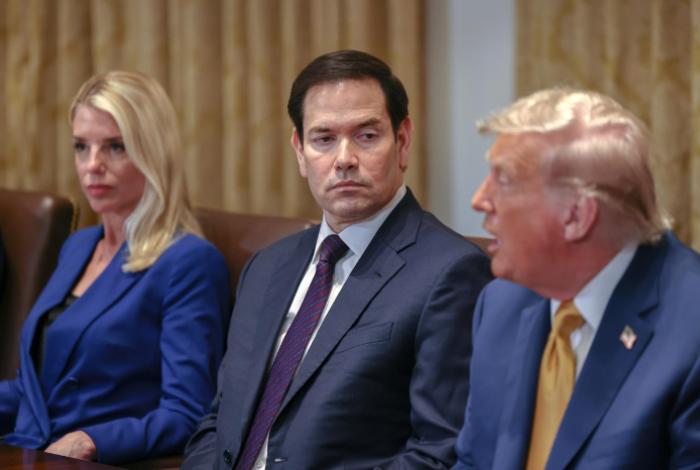 A Trump le "parece bien" que sea presidente de Cuba, Marco Rubio, hijo de inmigrantes de la isla pero fiel a las redadas