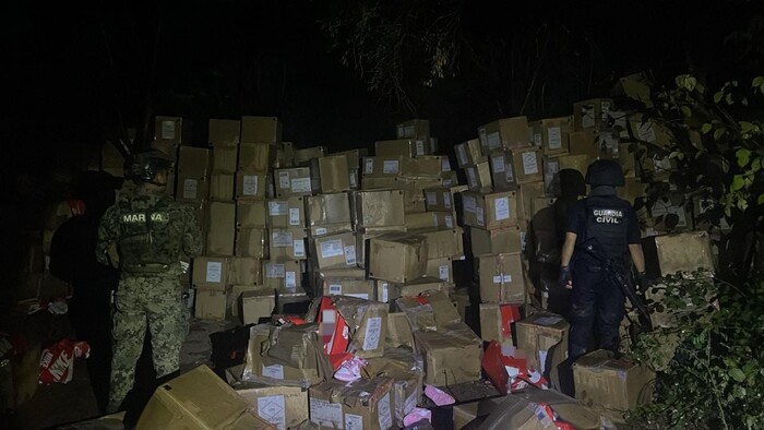 Abandonan 850 cajas de calzado Nike en Arteaga