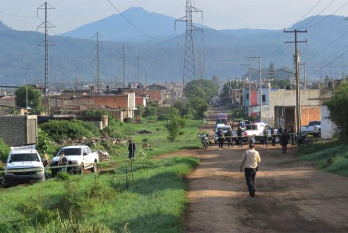 Abandonan a un hombre ejecutado y encobijado en la colonia Valle Dorado, en Uruapan