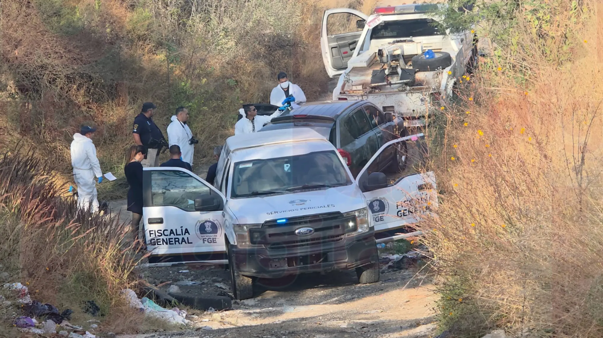 Abandonan camioneta con tres ejecutados de un tiro de gracia en la Pátzcuaro–Morelia
