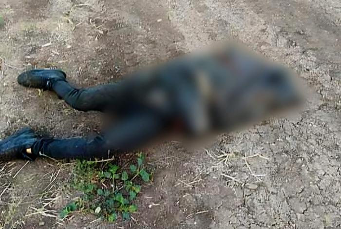 Abandonan un cadáver embolsado en brecha de Apatzingán