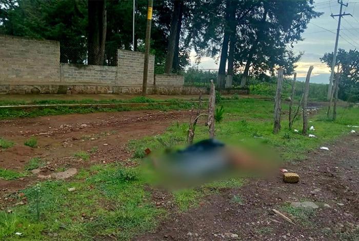 Abandonan un ejecutado frente a secundaria de Patamban