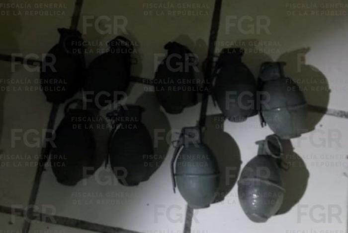 Abandonan vehículo con nueve granadas, en Cotija