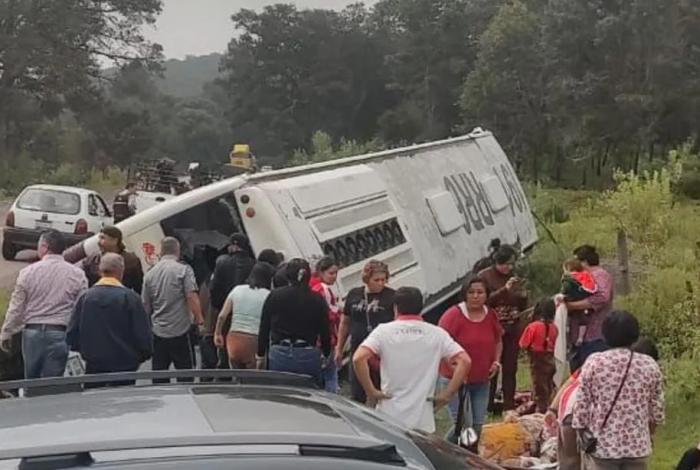 Accidente de autobús de pasajeros deja varias personas heridas en la Quiroga-Zacapu