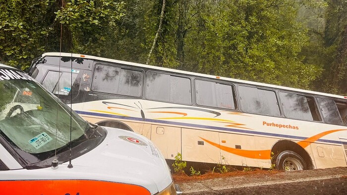 Accidente de autobús deja como saldo cinco pasajeros heridos