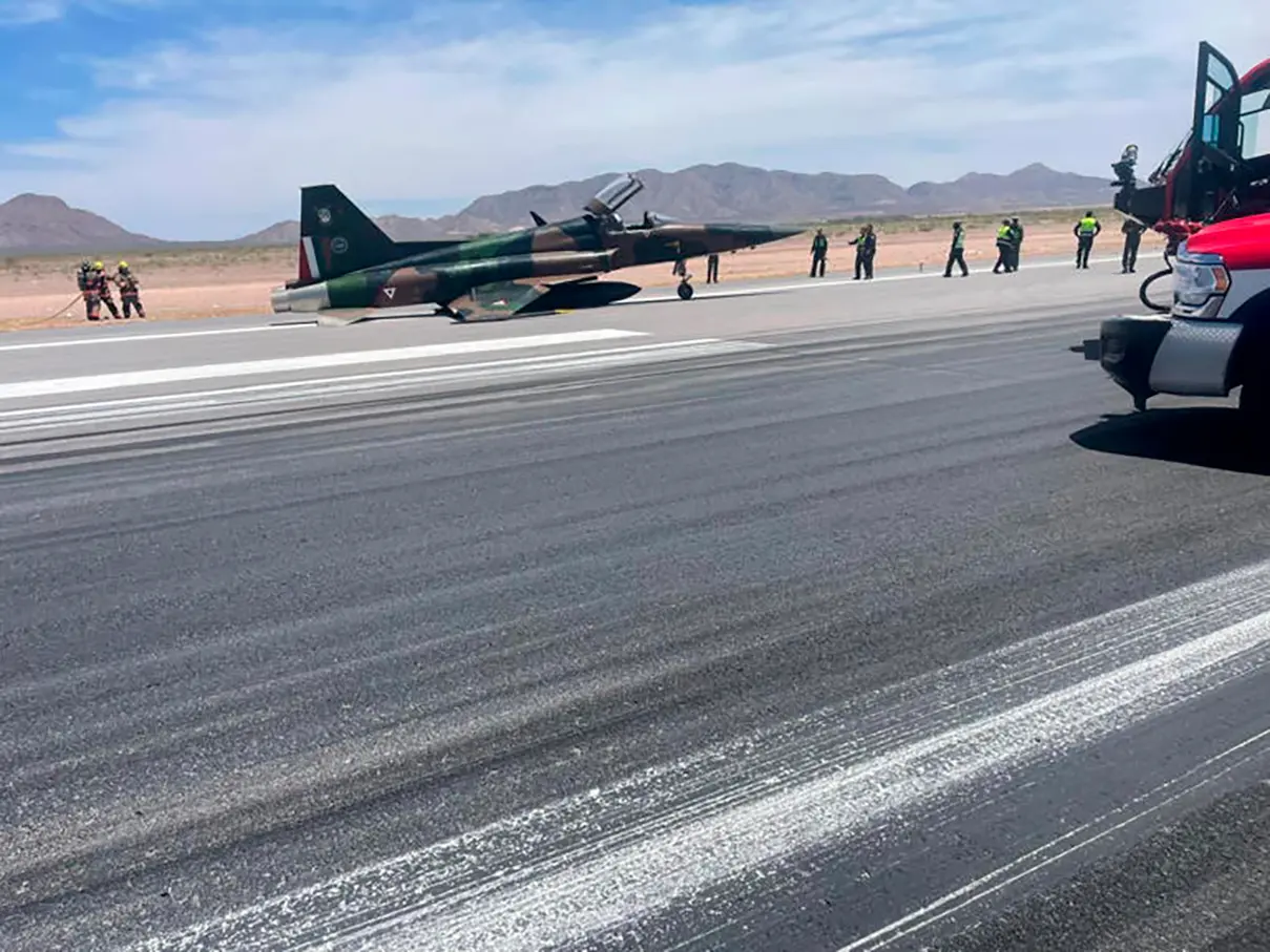 Accidente de avión F-5 de la Fuerza Aérea Mexicana provoca cierre temporal del aeropuerto en Chihuahua