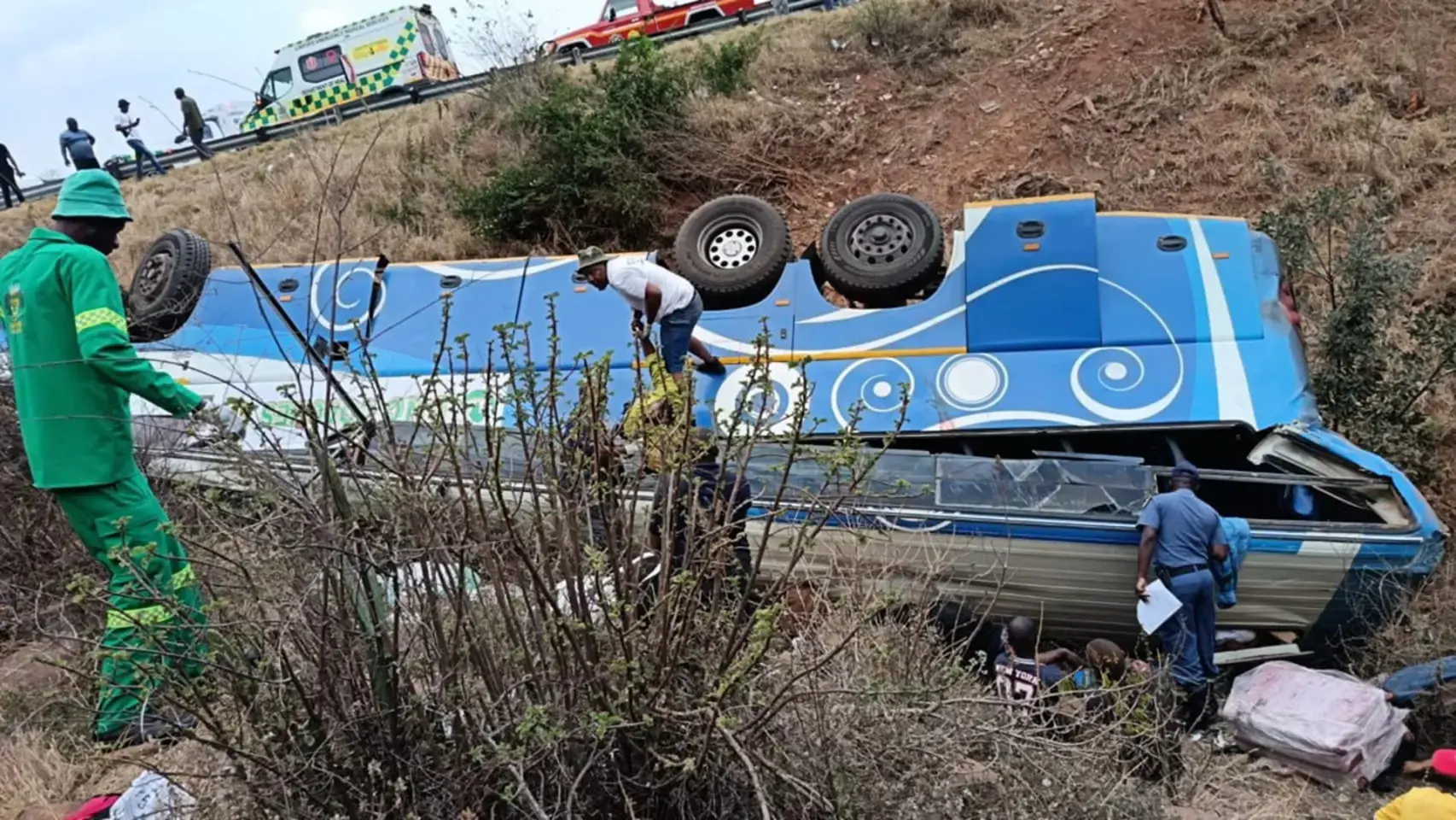 Accidente en autobús deja 42 muertos y decenas de lesionados en Sudáfrica