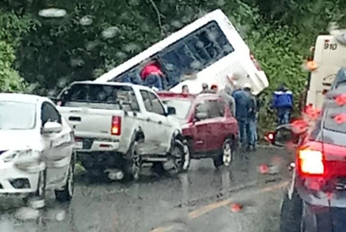 Accidente en la libre Uruapan-Pátzcuaro: autobús a punto de caer a barranca, sin víctimas