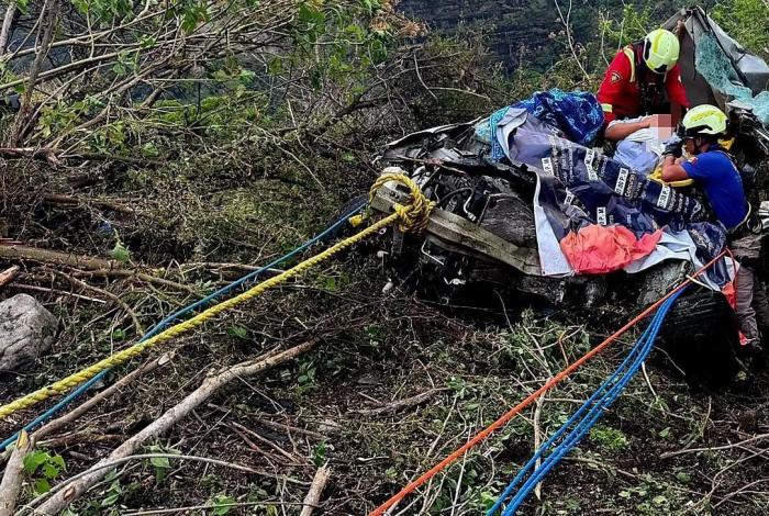 Accidente mortal en Tacámbaro: Camión y auto chocan de frente, hay tres fallecidos