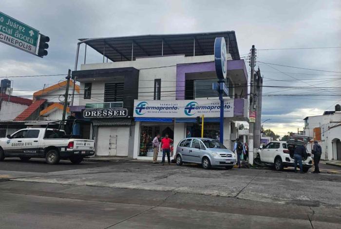 Accidente vehicular en zona comercial de Uruapan deja dos heridos