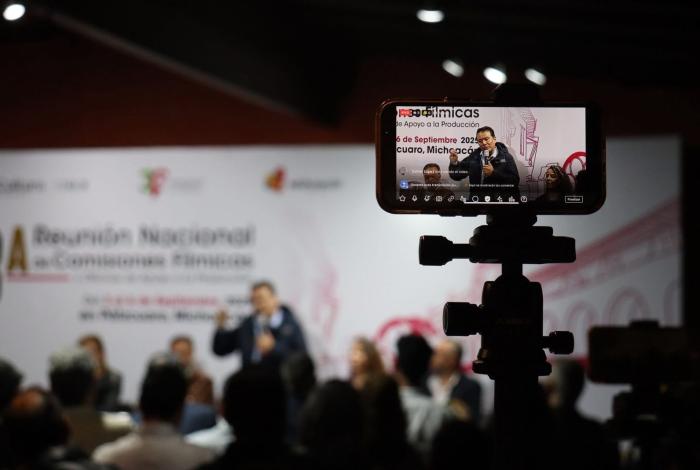 Acerca Sectur becas de seguros cinematográficas a estudiantes de Michoacán