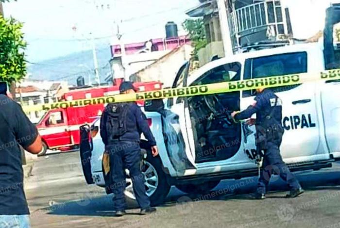 Acr1bill4n a trabajadora del Ayto. de Uruapan afuera de una escuela