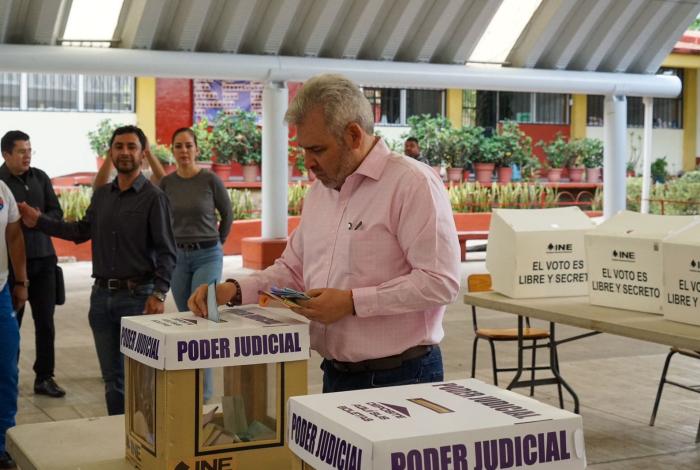 Acude Bedolla a emitir su voto