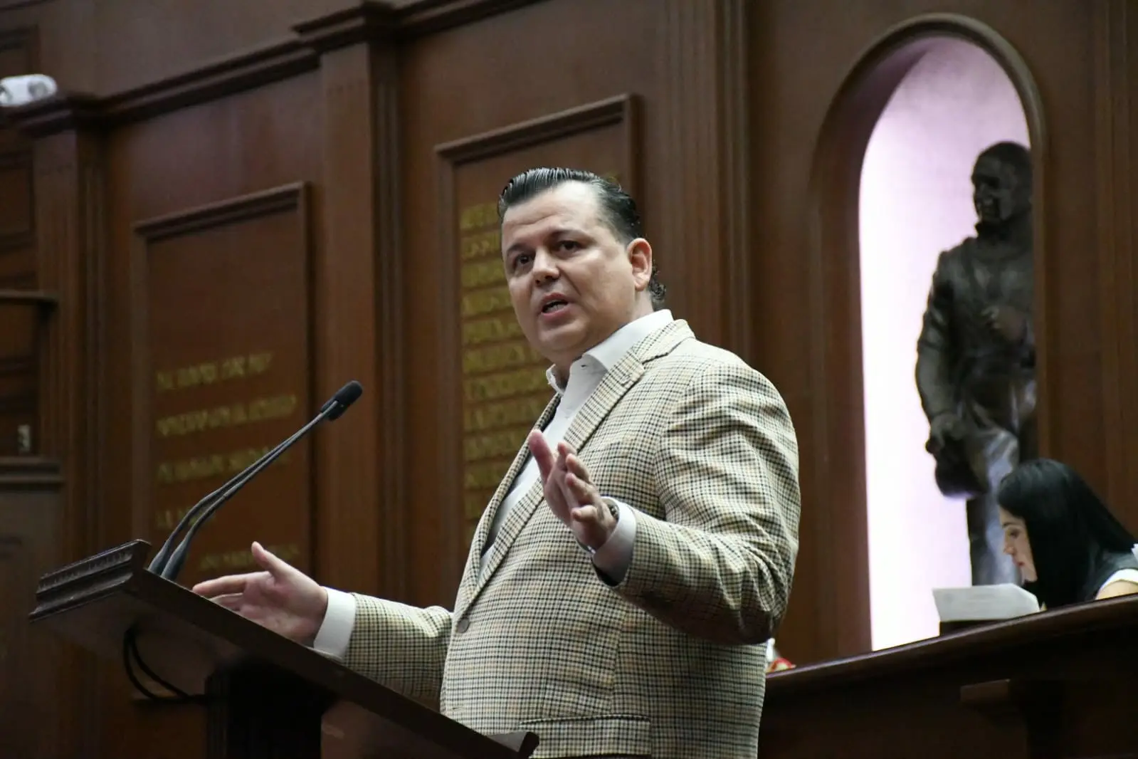 Acudirá Memo Valencia a La Ruana a colocar busto de Hipólito Mora derribado por la criminales