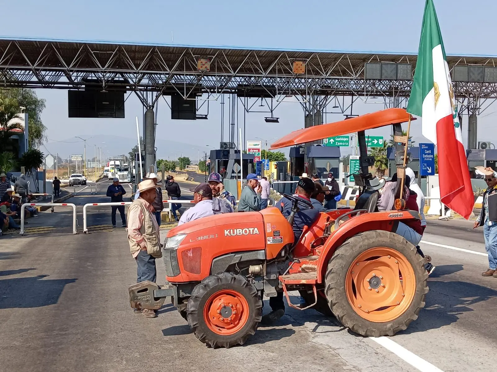 Acusa Bedolla a presidentes municipales de estar detrás de bloqueos