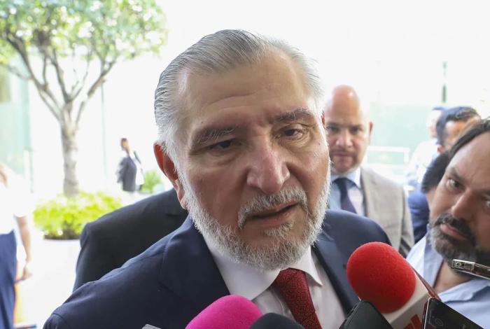 Adán Augusto López suspende viajes internacionales en el Senado por austeridad
