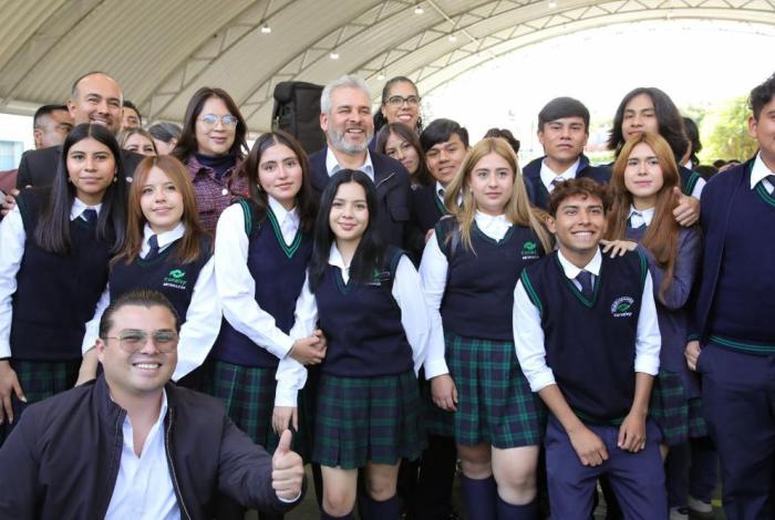 ¡Adiós al “no tengo datos”! Más de 200 mil estudiantes de prepa y universidad tendrán internet gratis: Bedolla