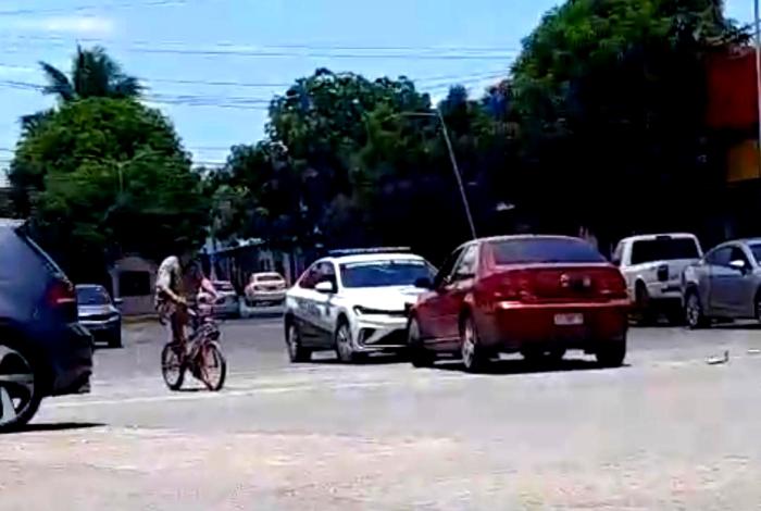 Adolescente motociclista resulta herida tras choque con automóvil en Apatzingán