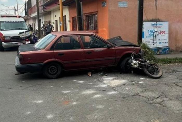 Adolescente muere y otro resulta herido tras chocar su motocicleta contra un auto en Tangancícuaro