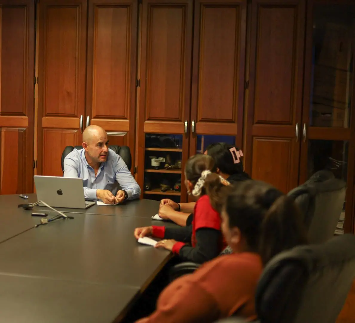 Adolfo Torres mantiene diálogo con habitantes de la colonia Abel Martínez