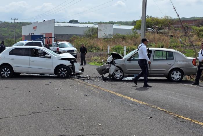 Adulto mayor muere en aparatoso choque de frente entre dos autos, en el Libramiento Norte de Zamora
