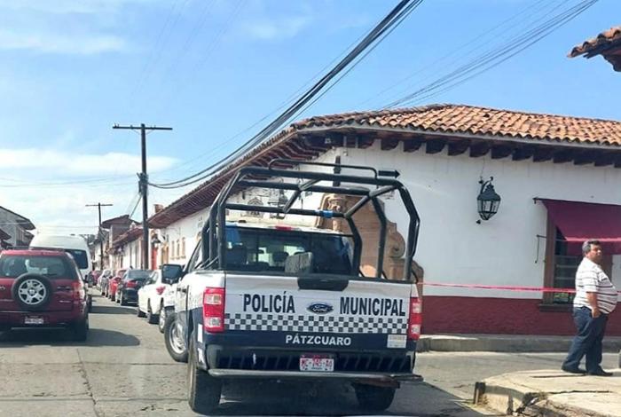 Adulto mayor muere en la vía pública del centro de Pátzcuaro; se presume que de un infarto