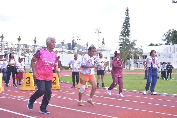 Adultos mayores se alistan para las Olimpiadas de Oro del DIF