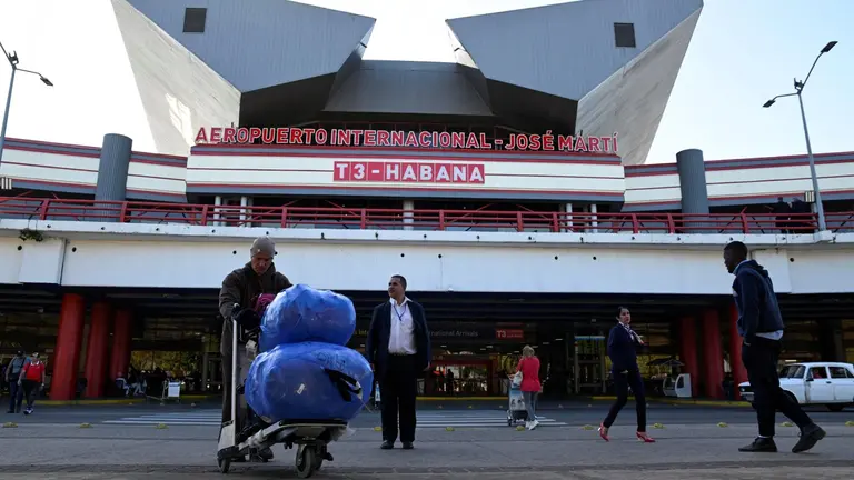 Aerolíneas suspenden vuelos a Cuba, tras el bloqueo petrolero de EU