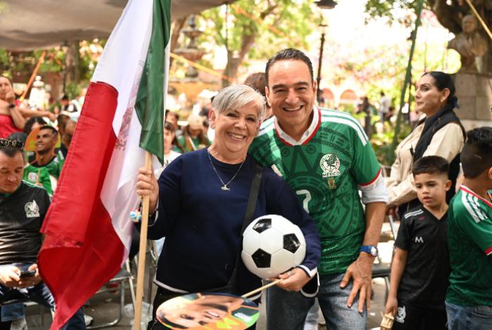 Afición zamorana vibró con el México vs. Inglaterra en una pantalla gigante instalada en la plaza principal