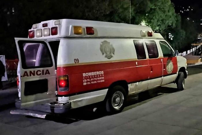 Agente vial de Zitácuaro balea a una pareja en motocicleta; una joven fallece