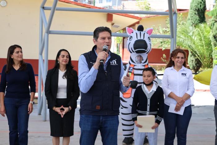 Agradece comunidad estudiantil a Alfonso Martínez por techumbre en escuela