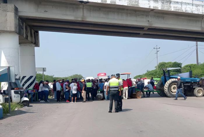 Agricultores de México bloquean carreteras por crisis en el campo